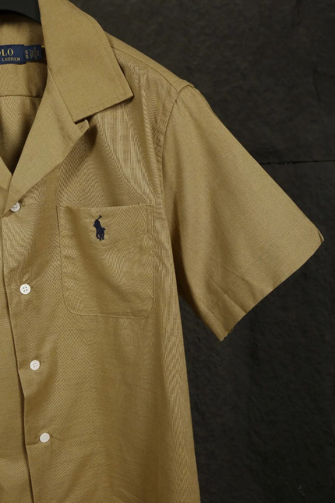 P230 Actual photo [High-end quality] Style number: 25055# Color: Navy blue/off-white/ice blue/light pink/chicken yellow/khaki Size: S to XL - Ralph Lauren/Ralph Lauren 25SS Summer popular high-quality old money style Cuban collar pocket style short-sleeved linen couple shirt - ingeniously restored 95% cotton blended bamboo linen, pre-washed, tight and soft texture ✅ - 100% restored workmanship Complete professional shirt with embedded clips in bifurcated sleeves, top button earrings ✅ - Custom dyed original pearlescent white buttons with different sizes ✅ - Special shaped chiffon foil inside the collar door tube, which is not easy to deform and pull ✅ - Ralph Lauren/linen pocket style short-sleeved shirt. It is different from the classic style and has a niche style. It perfectly combines comfort and high-end. An indispensable piece in summer. It is both cool and textured. It is the king of ins style with every snap. It can be used for commuting and vacationing. There’s no pressure to switch between different styles, and the classics never go out of style.